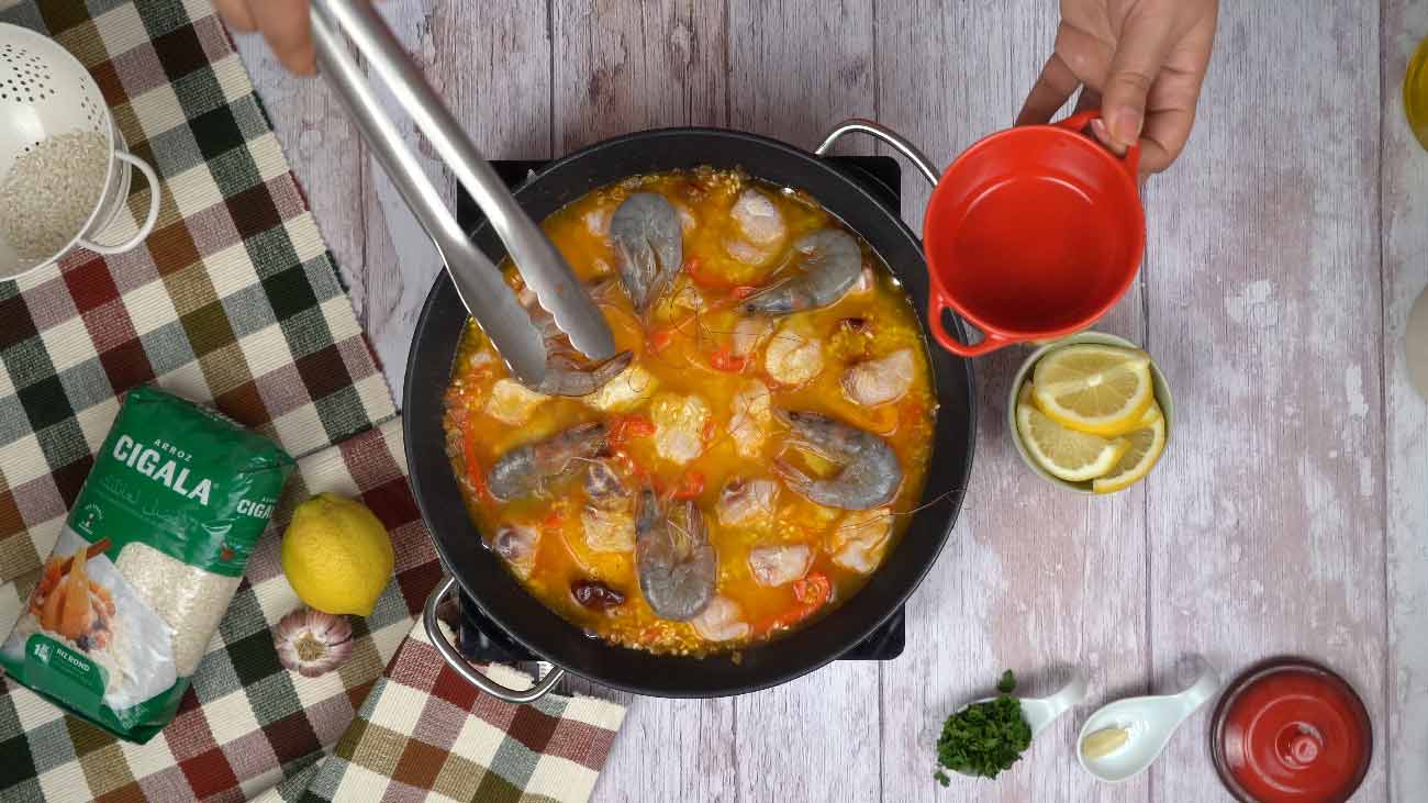 paella di pesce: Ajout de crevettes
