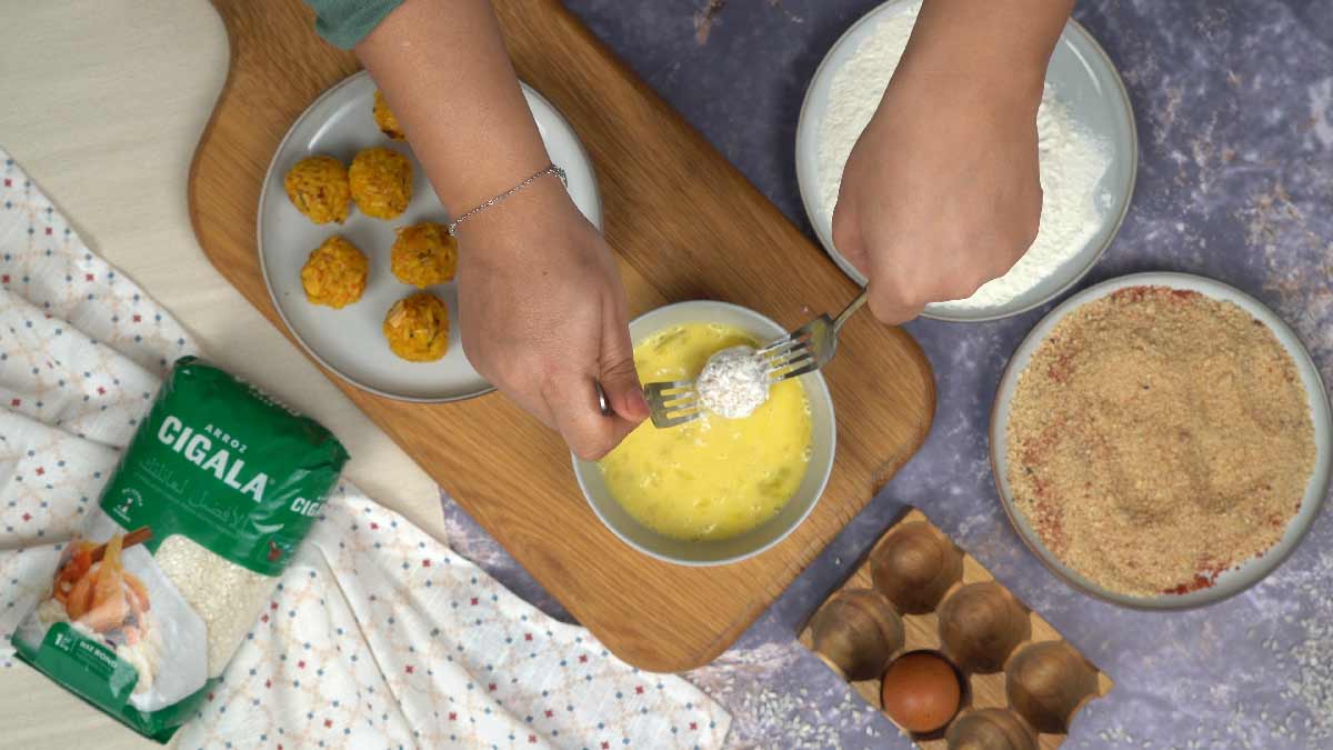 tapas paella: Passage dans les œufs