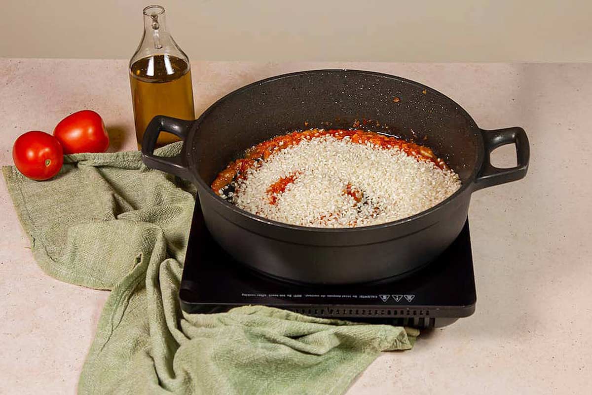 أرز بسمك القد: إضافة الأرز و المرق