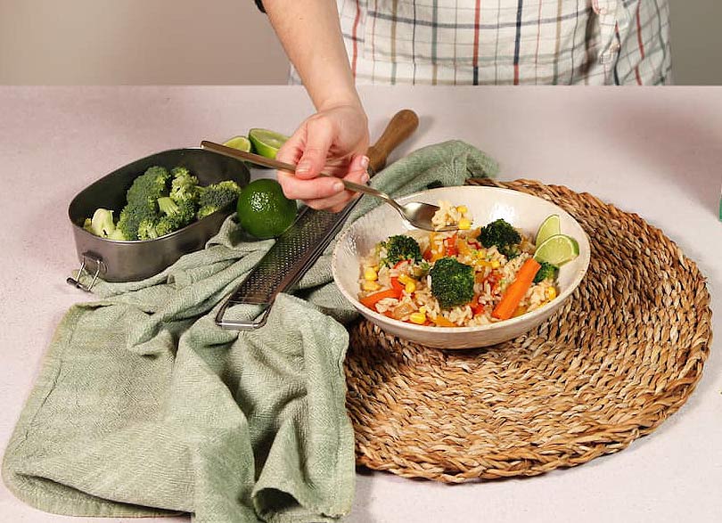 Riz aux légumes sautés: Décorer et servir