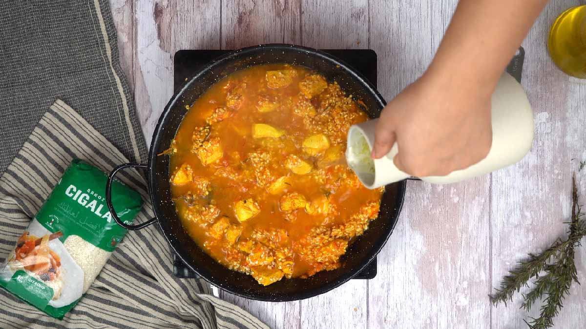 recette paella poulet: Incorporation du bouillon