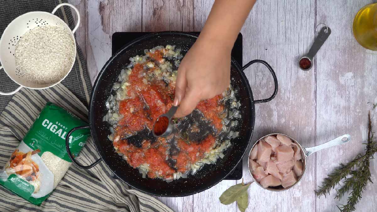 recette paella poulet: Préparation du sofrito