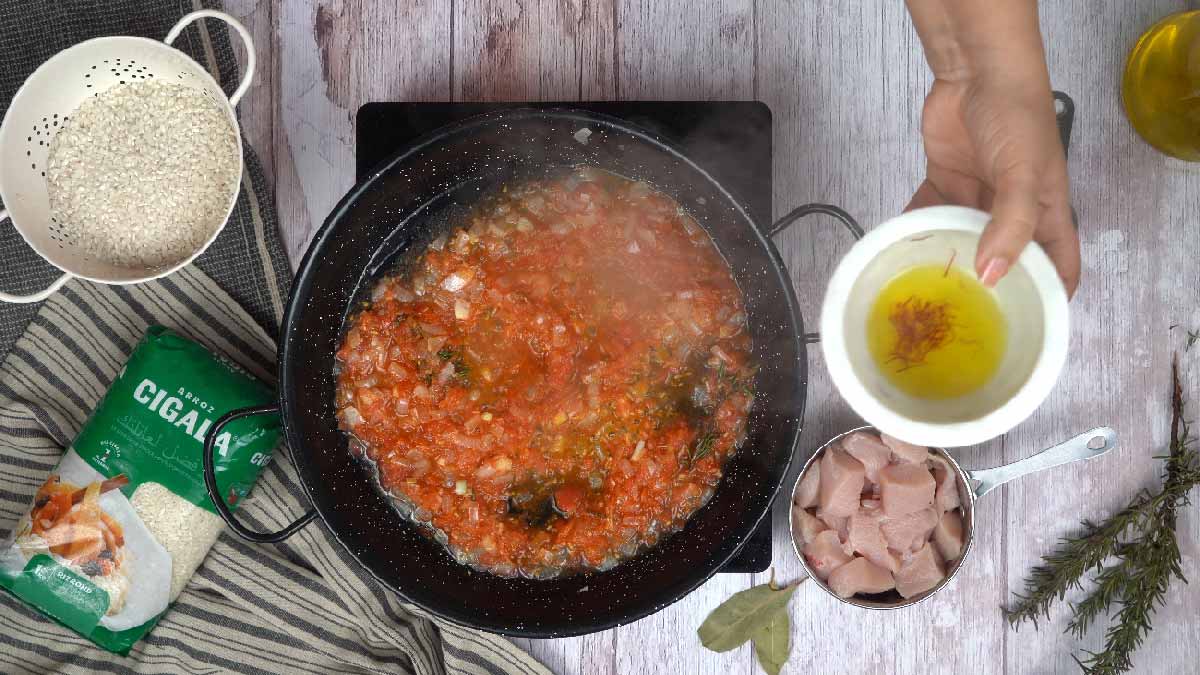 recette paella poulet: Trempage du safran