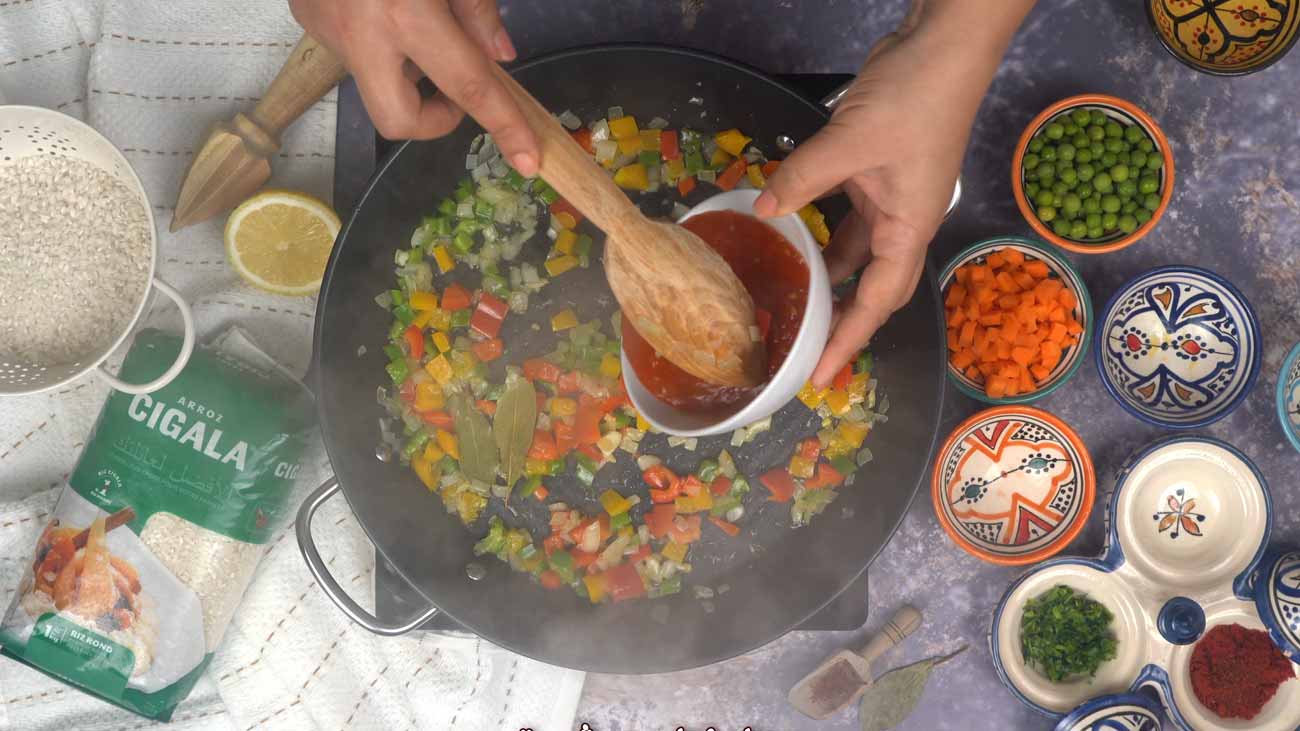paella aux légumes: Aromatisation de la paella