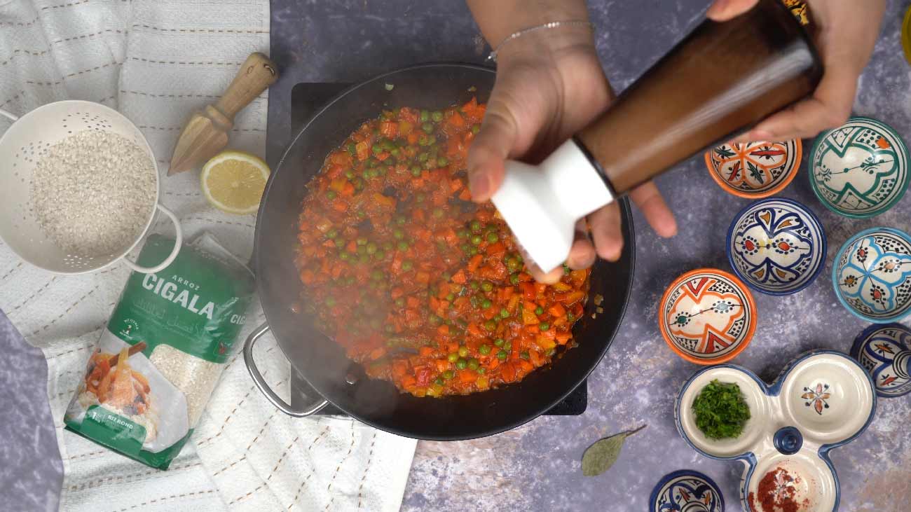 paella aux légumes: Incorporation de tomate