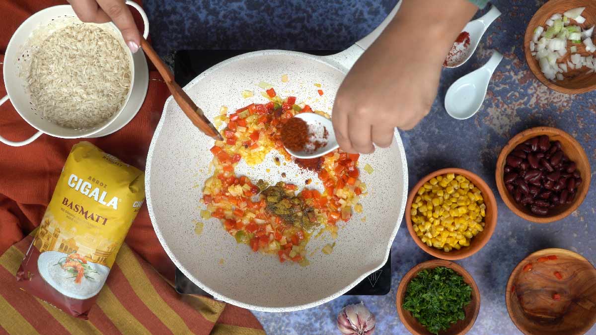 recette riz haricots rouges mexicaine: Ajout des épices