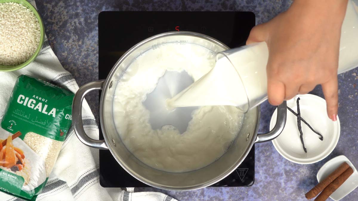 أرز بالحليب مع القرفة: إضافة الحليب