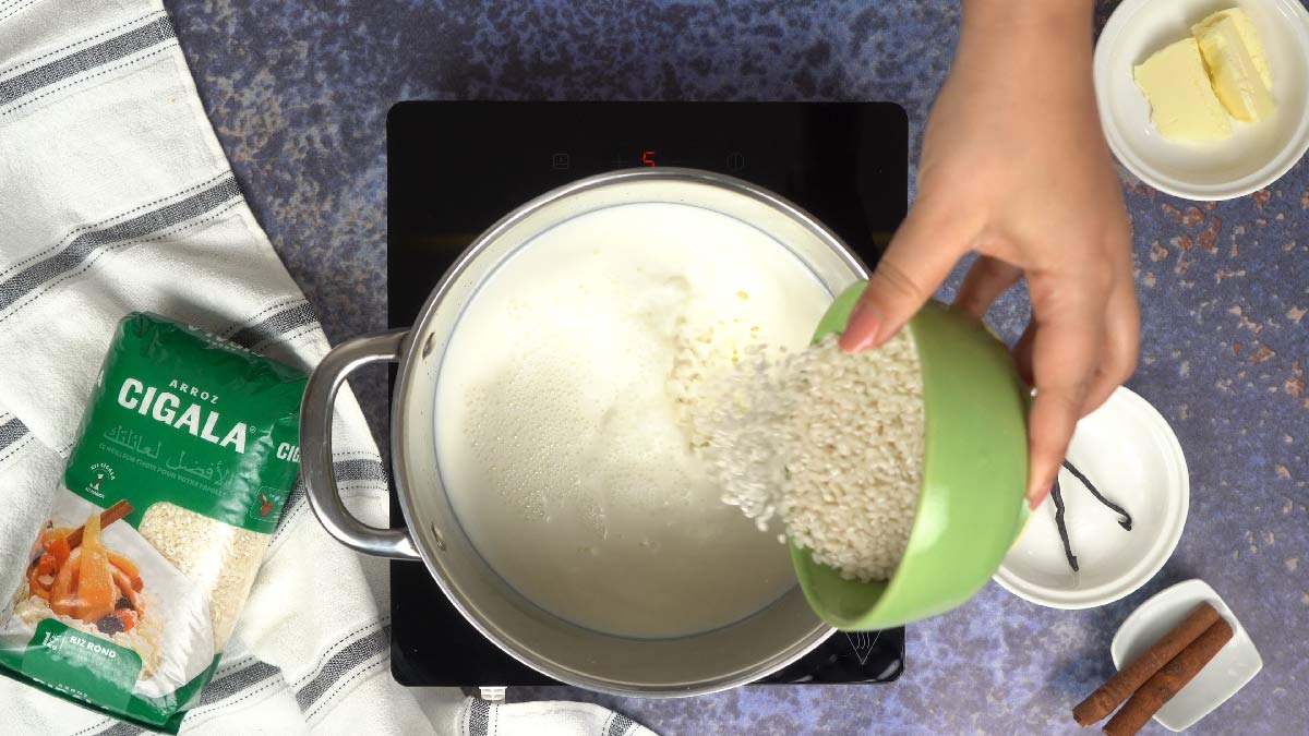 أرز بالحليب مع القرفة: طهي الأرز