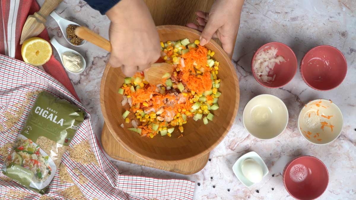 salade riz et thon: Mélange des ingrédients