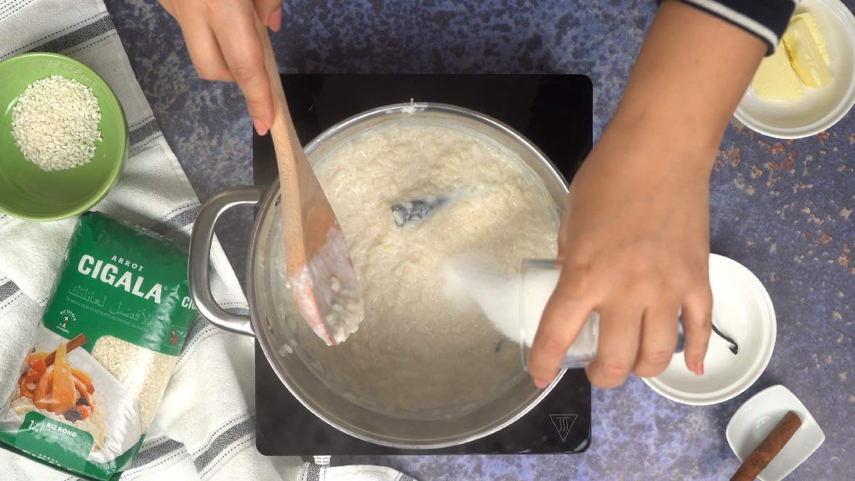 أرز بالحليب مع القرفة: إضافة السكر