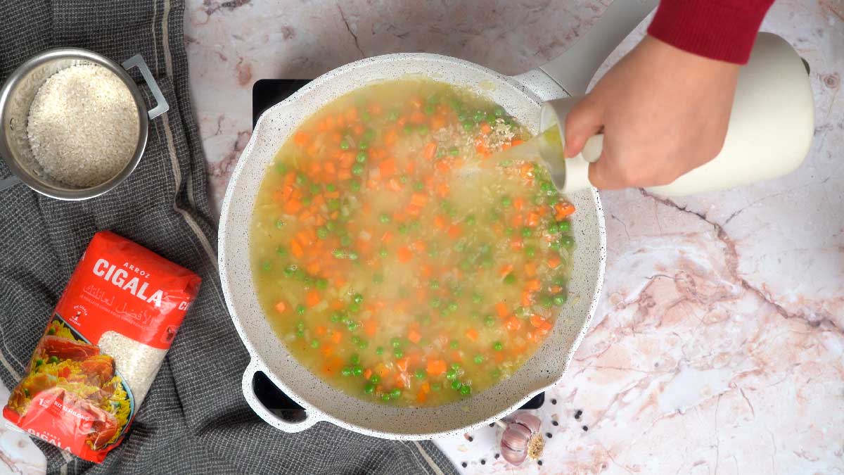 riz carotte petit pois: Verser le bouillon