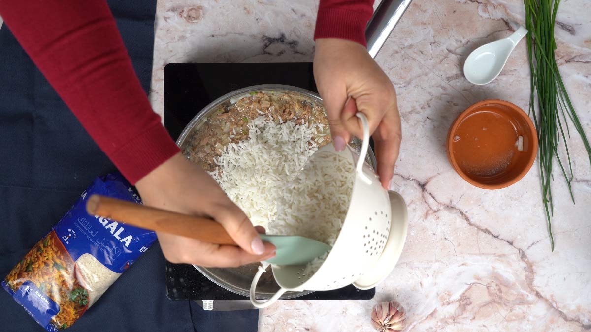 إضافة الأرز المطبوخ