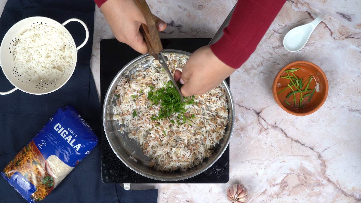 recette thon riz: Ajout de la ciboulette et mélange final cuit