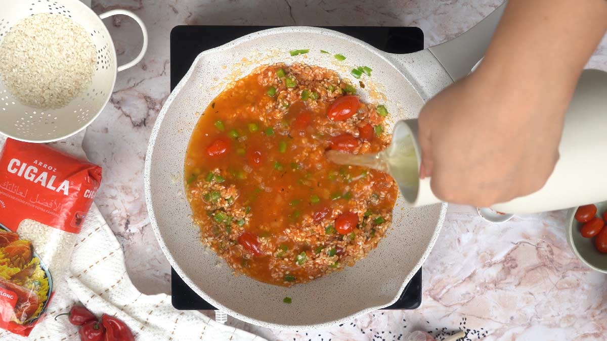 الأرز بصلصة الطماطم: الطهي النهائي