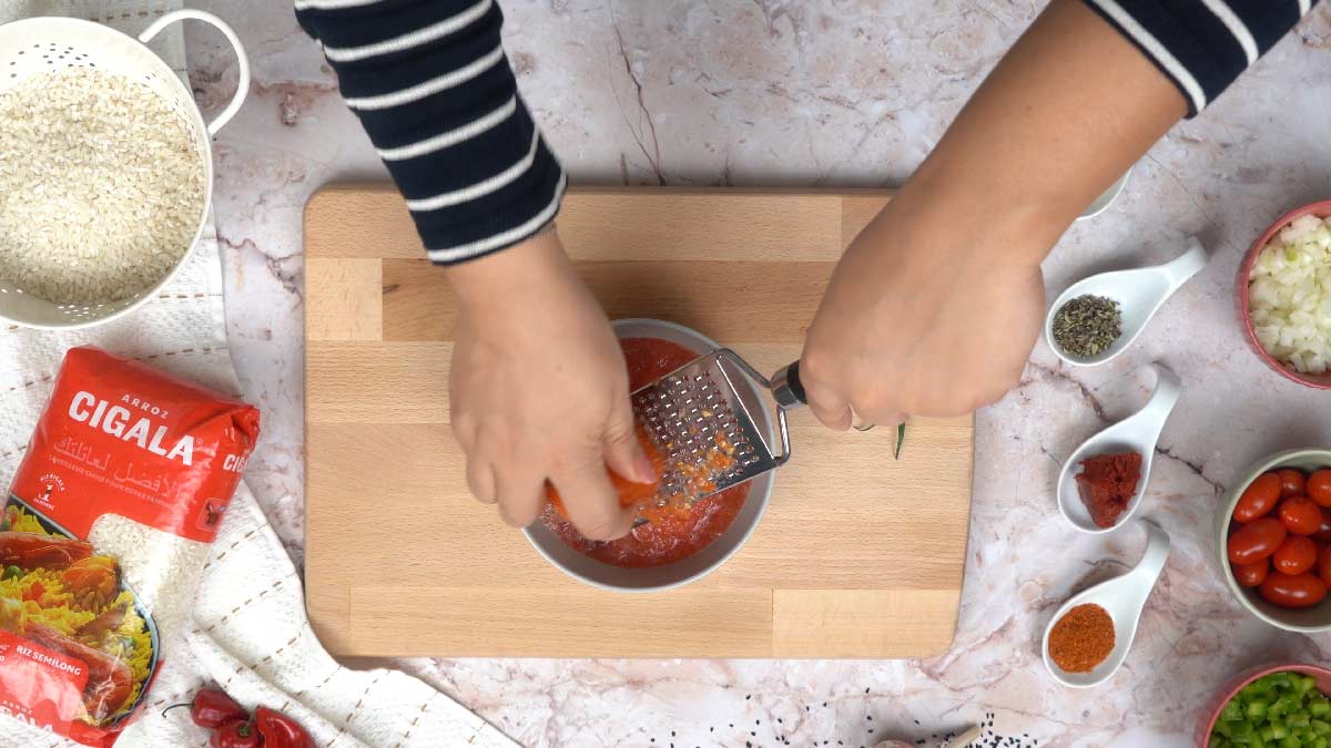 riz et sauce tomate: Préparation des tomates râpées