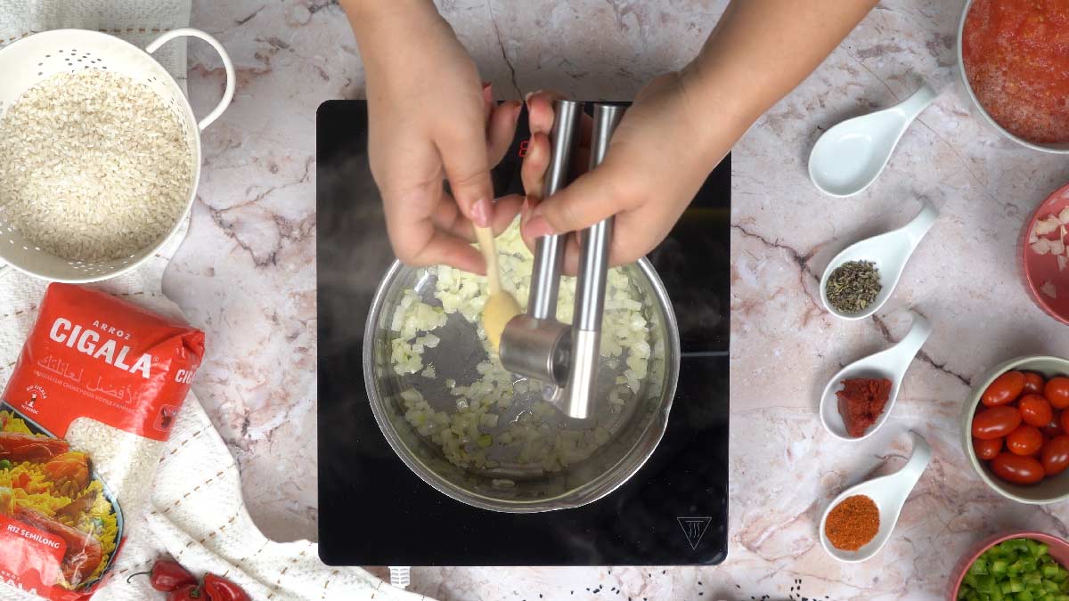 riz et sauce tomate: Sautage de l'oignon et de l'ail