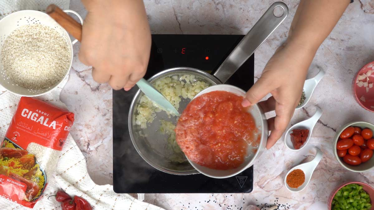 riz et sauce tomate: Incorporation des tomates râpées