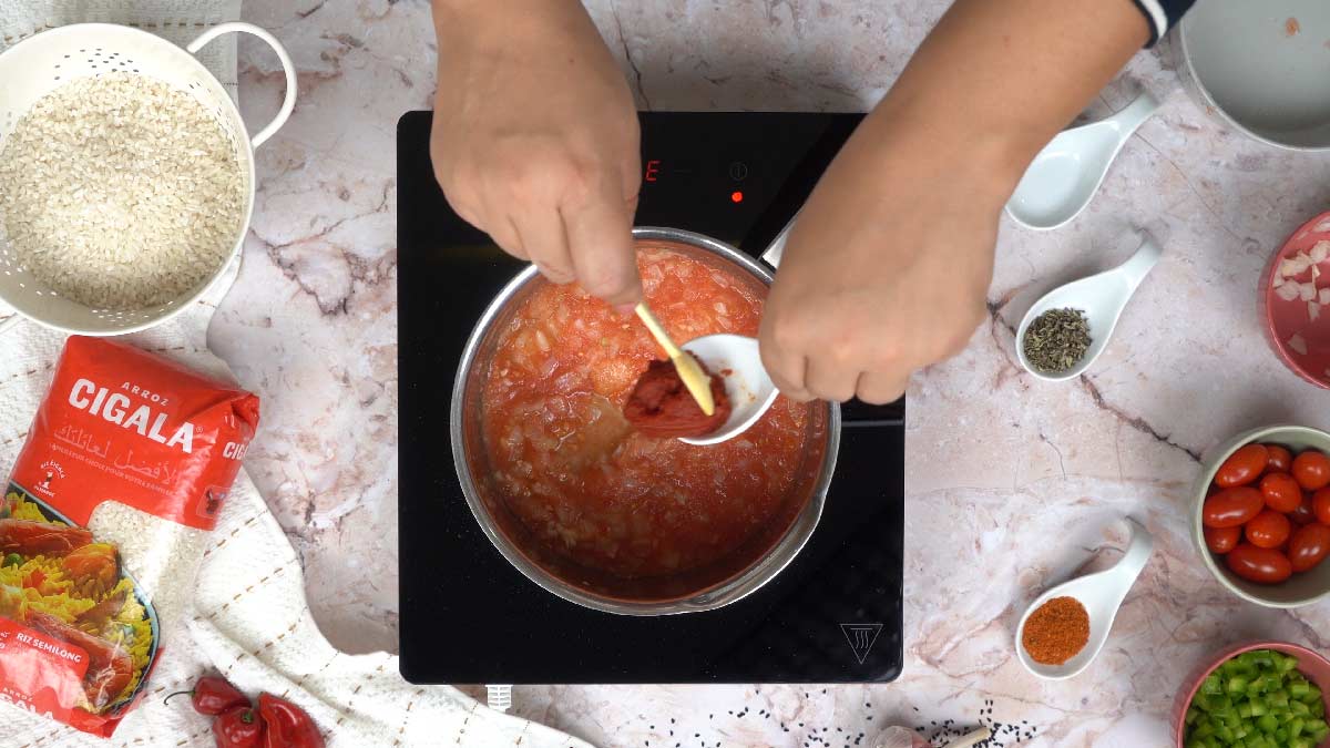 riz et sauce tomate: Ajout du concentré de tomates