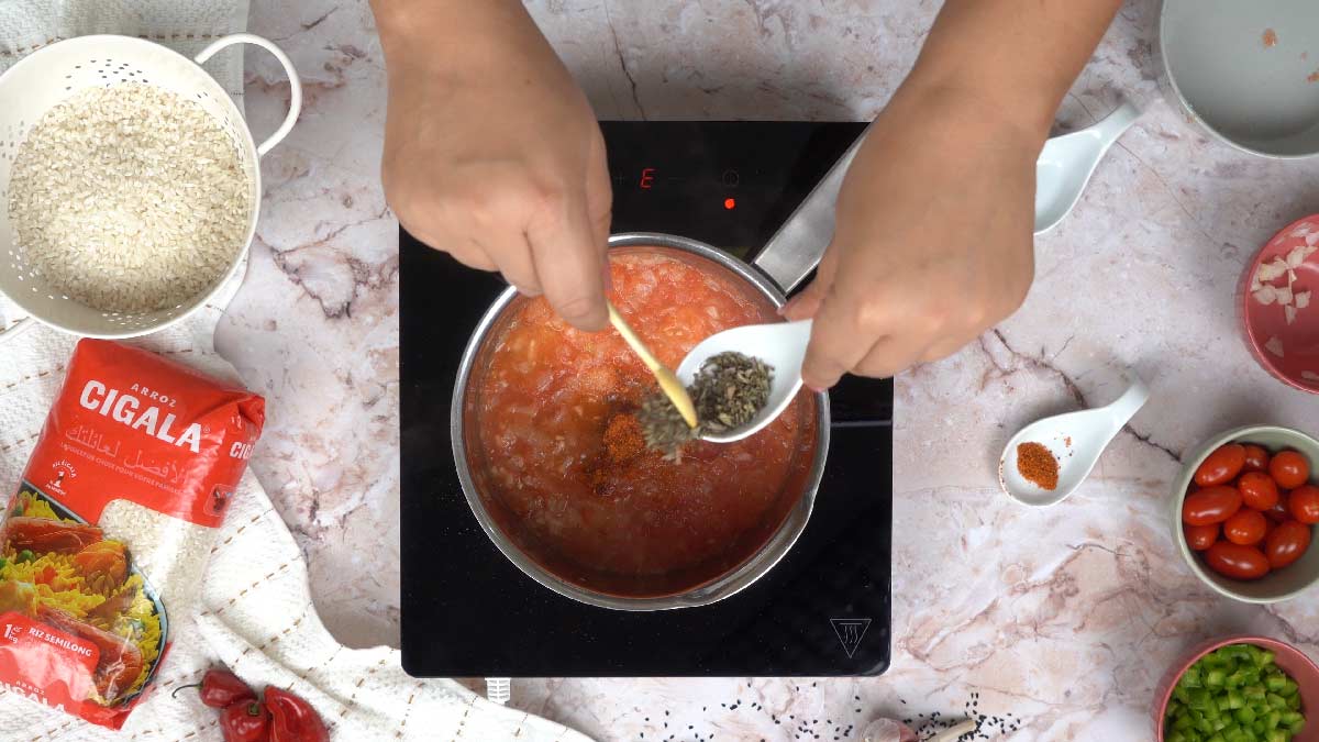 الأرز بصلصة الطماطم: إضافة الأوريغانو