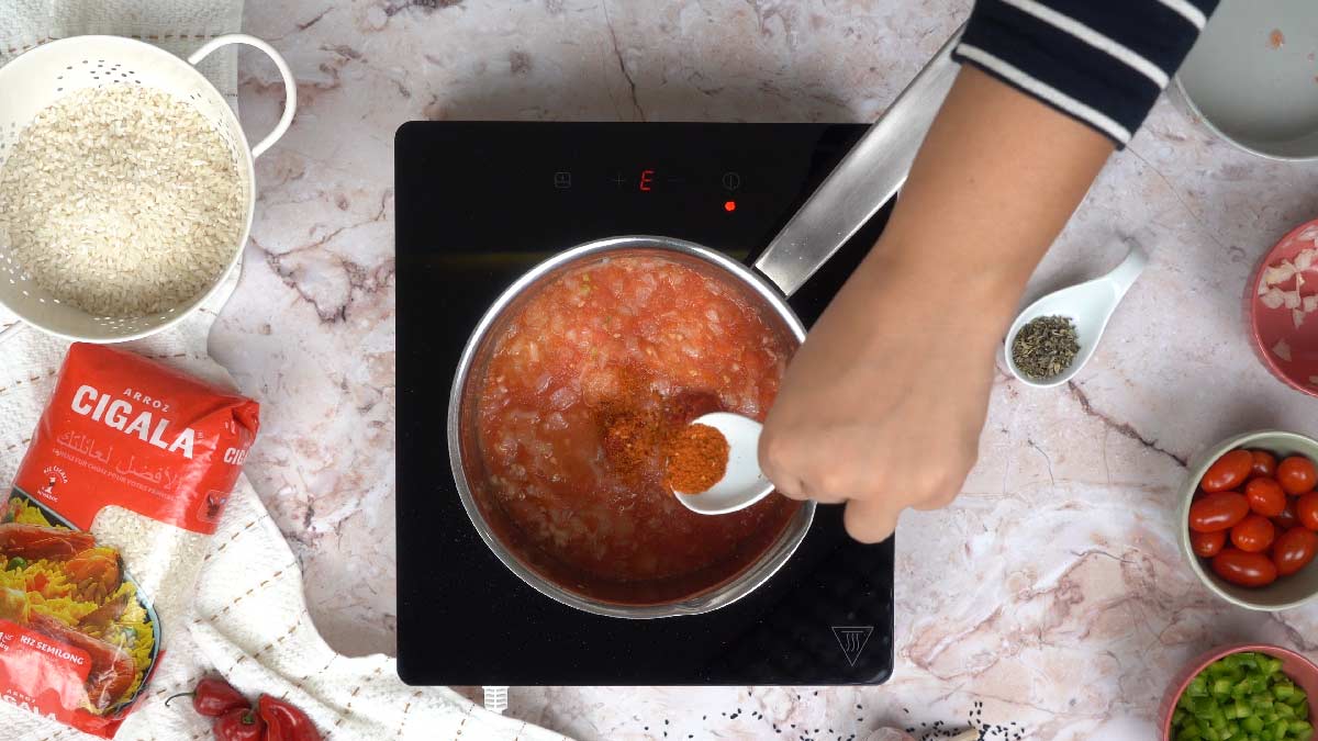 riz et sauce tomate: Ajout des assaisonnements