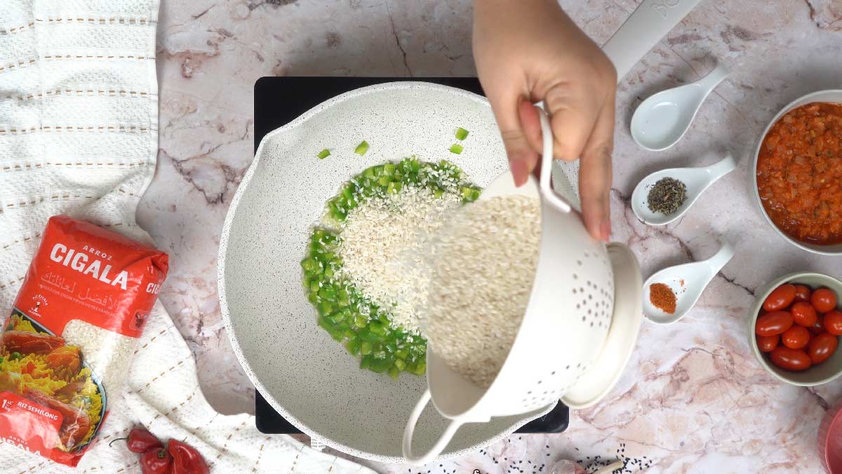 riz et sauce tomate: Cuisson du poivre vert et du riz