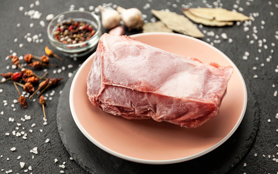 كيفية إذابة الجليد عن اللحوم بسرعة وأمان