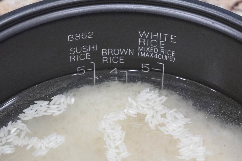 Mesurer la quantité correcte d'eau et de riz