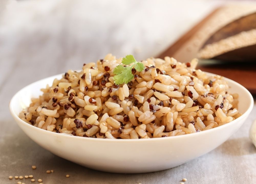 Riz brun et quinoa cuits dans un bol blanc.