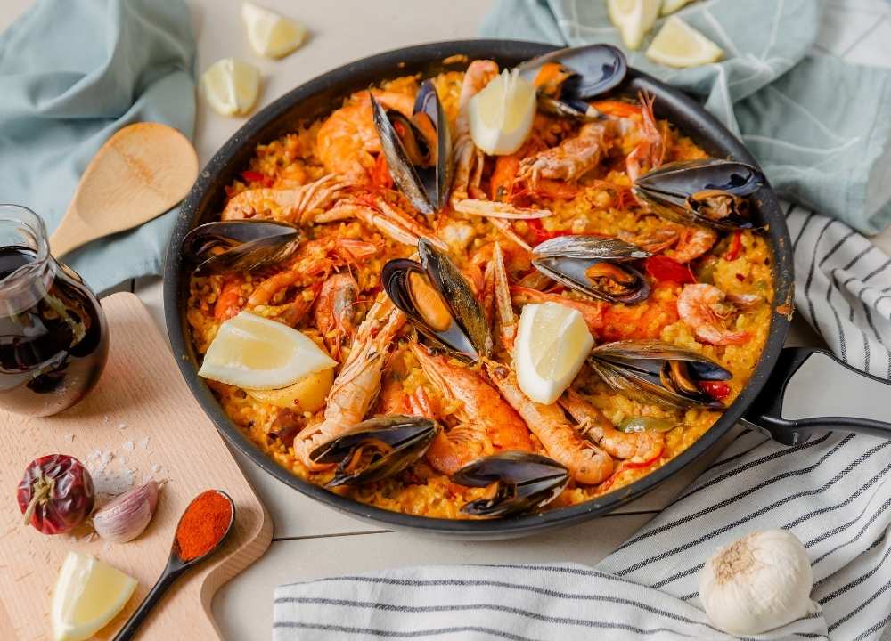 Paella aux fruits de mer garnie de belles moules ouvertes
