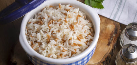 un bol de riz blanc de la veille
