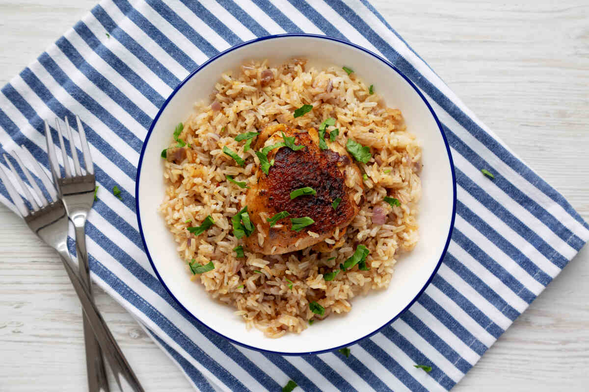 Riz complet dans une assiette avec du poulet