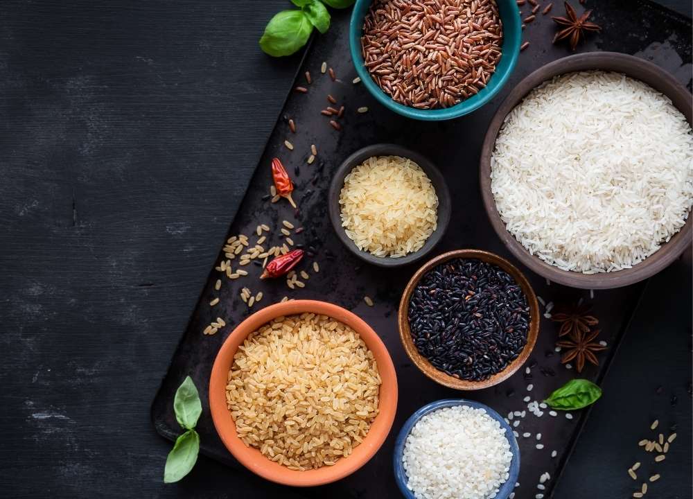Plusieurs variétés de riz cru dans des bols ; attention au riz trop cuit.