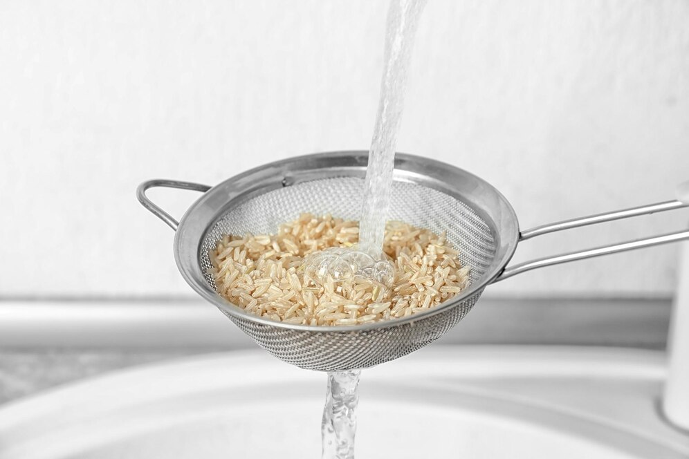 شطف الأرز البني قبل الطهي