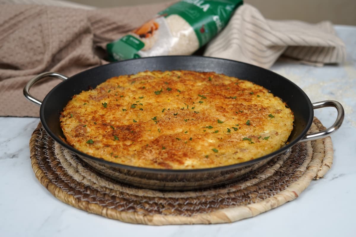 طبق الأرز بطبقة مقرمشة مع عبوة أرز سيكالا المستدير في الخلفية