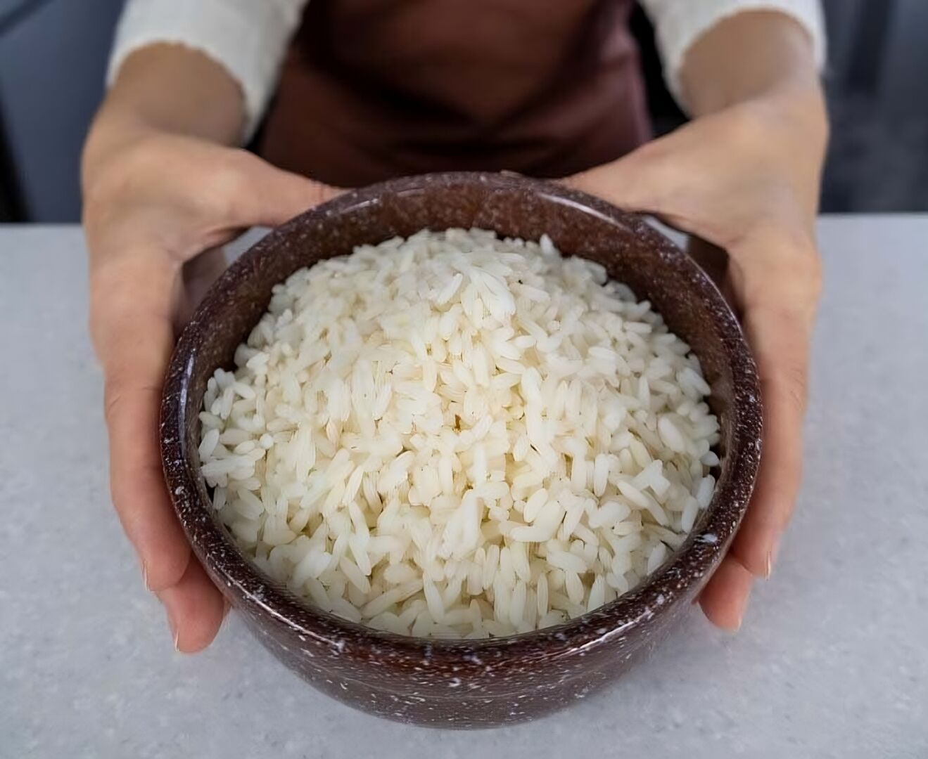 وعاء مليء بالأرز المطهو