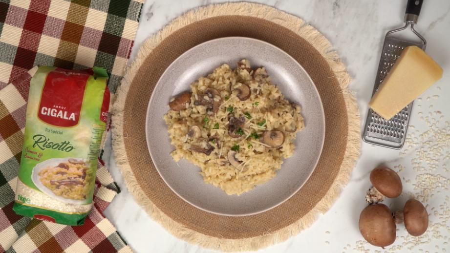 تقديم الريزوتو بالفطر فوق صحن وخلفية بيضاء، أرز سيكالا الخاص بالريزوتو