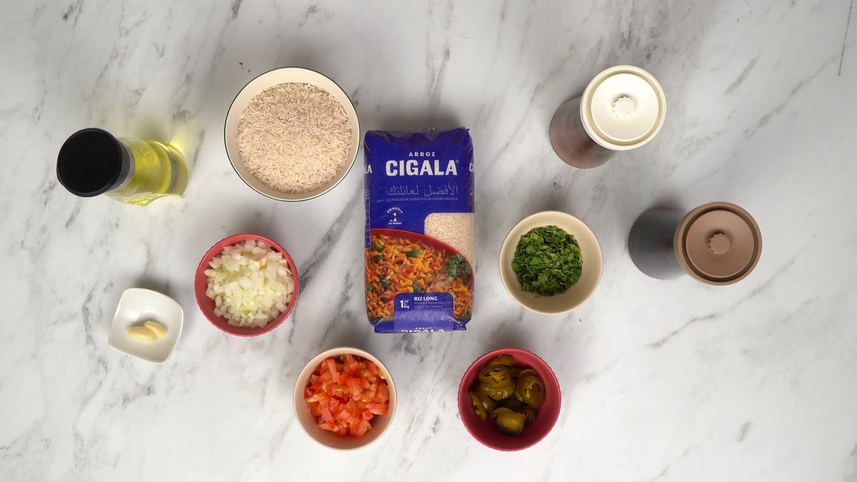 Ingrédients pour la recette authentique de riz à la mexicaine, avec du riz long Cigala, des tomates, des oignons et des piments jalapeños.
