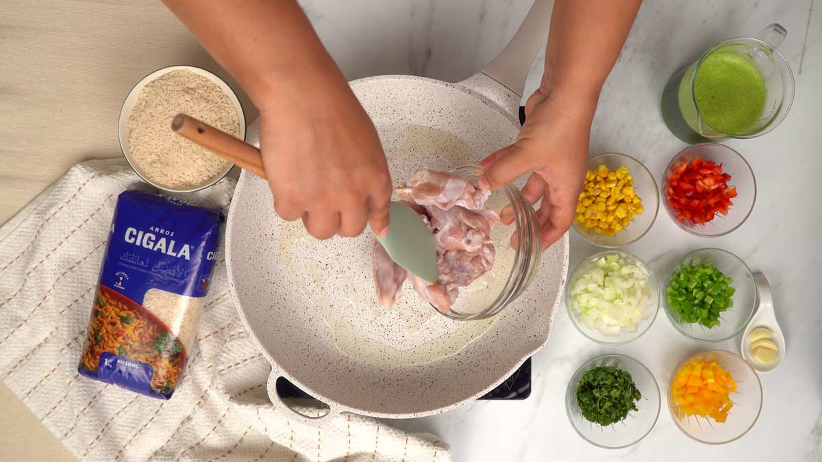 Cuisson du poulet à feu moyen 