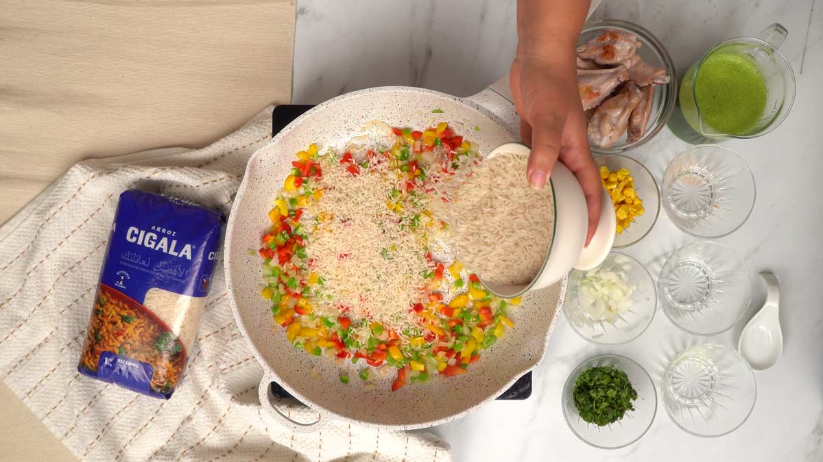 Ajout du riz et des assaisonnements