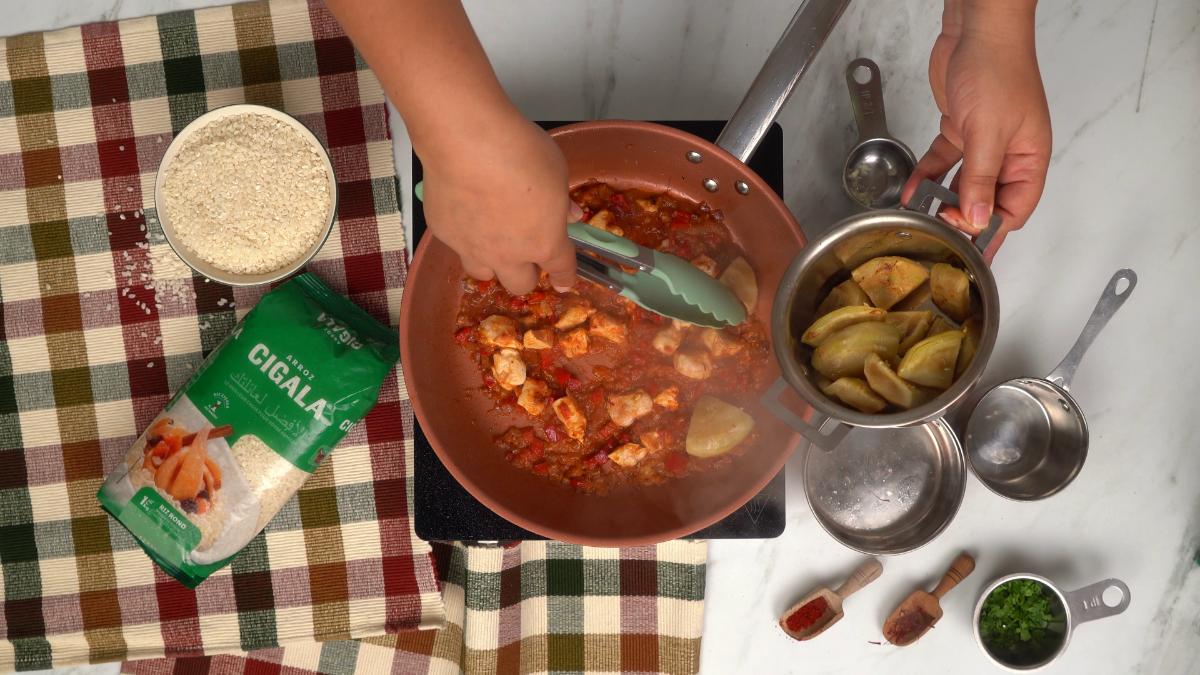Ajouté de bouillon de légumes chaud