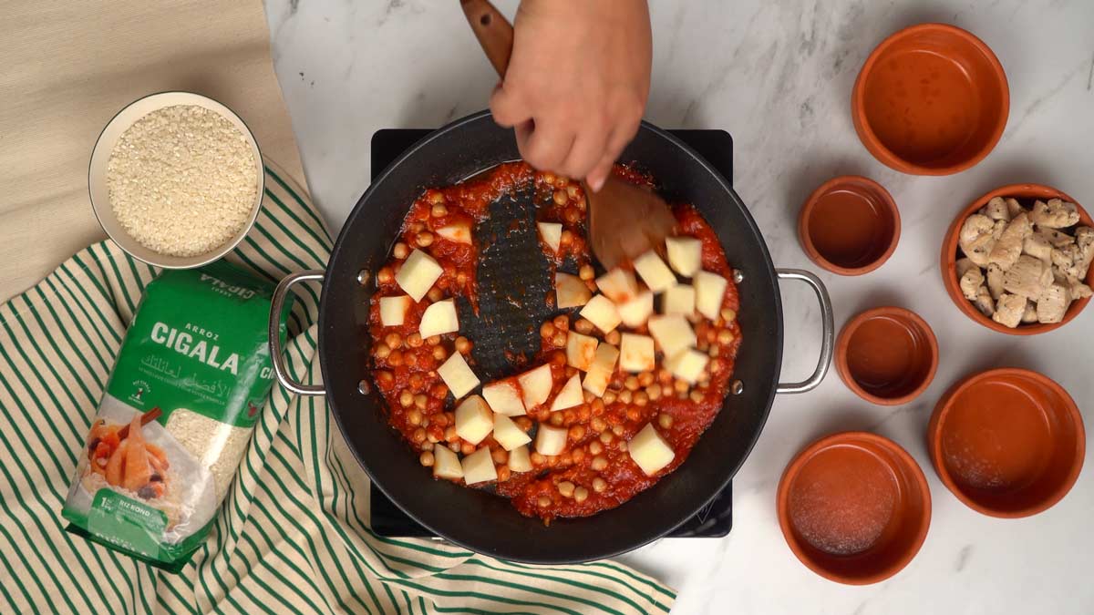 Mélangez pour bien enrober les légumes