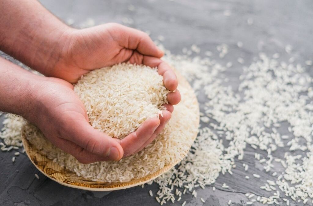 ما هي كمية البروتين التي يحتوي عليها الأرز الأبيض؟