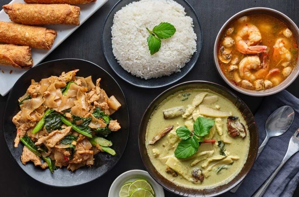 اكتشف ما يمكنك تناوله في تايلاند: أشهى المأكولات التايلاندية