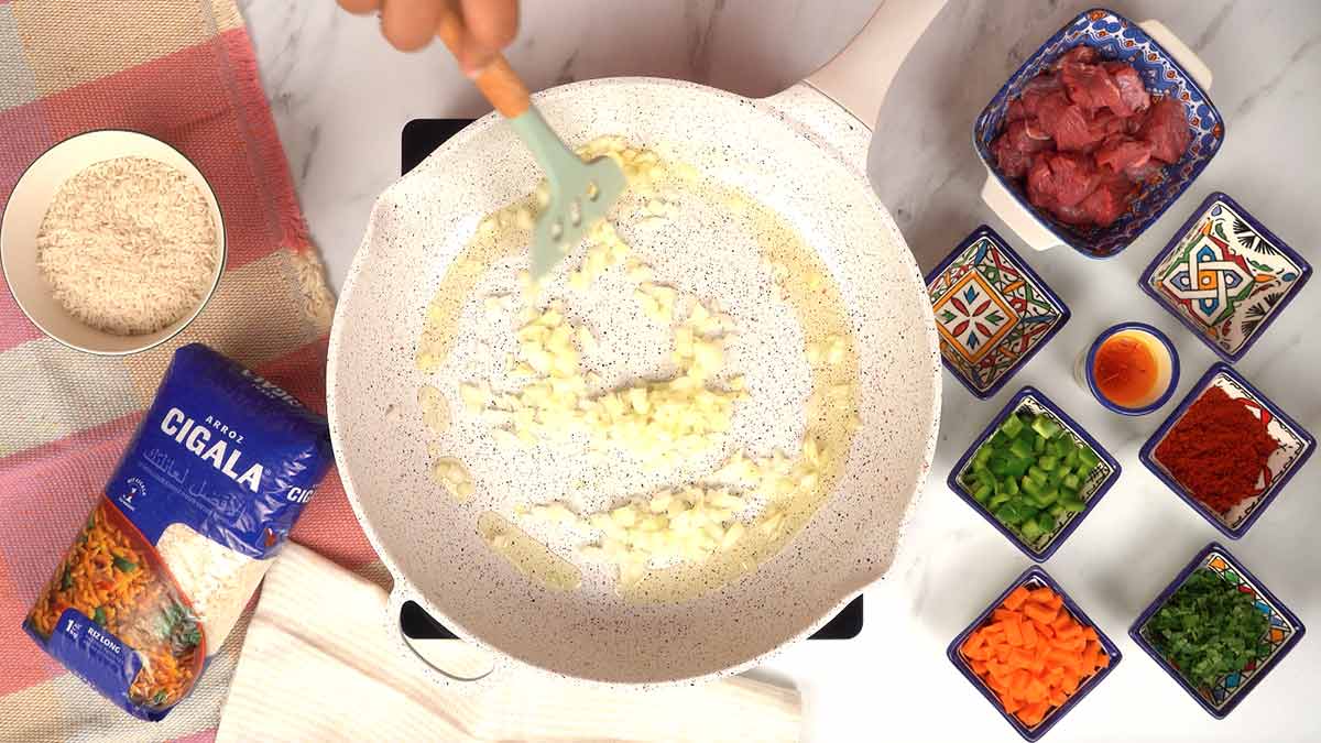 تشويح البصل في مقلاة بيضاء