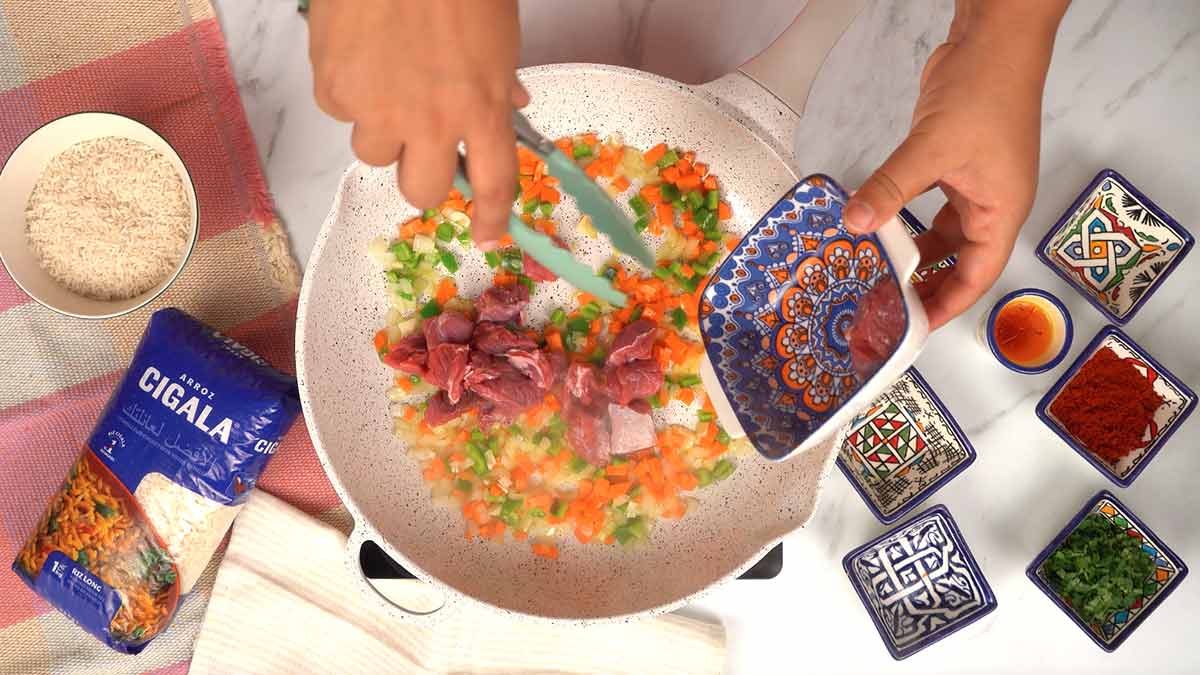 إضافة لحم البقر إلى الخضار المطهوة مسبقاً