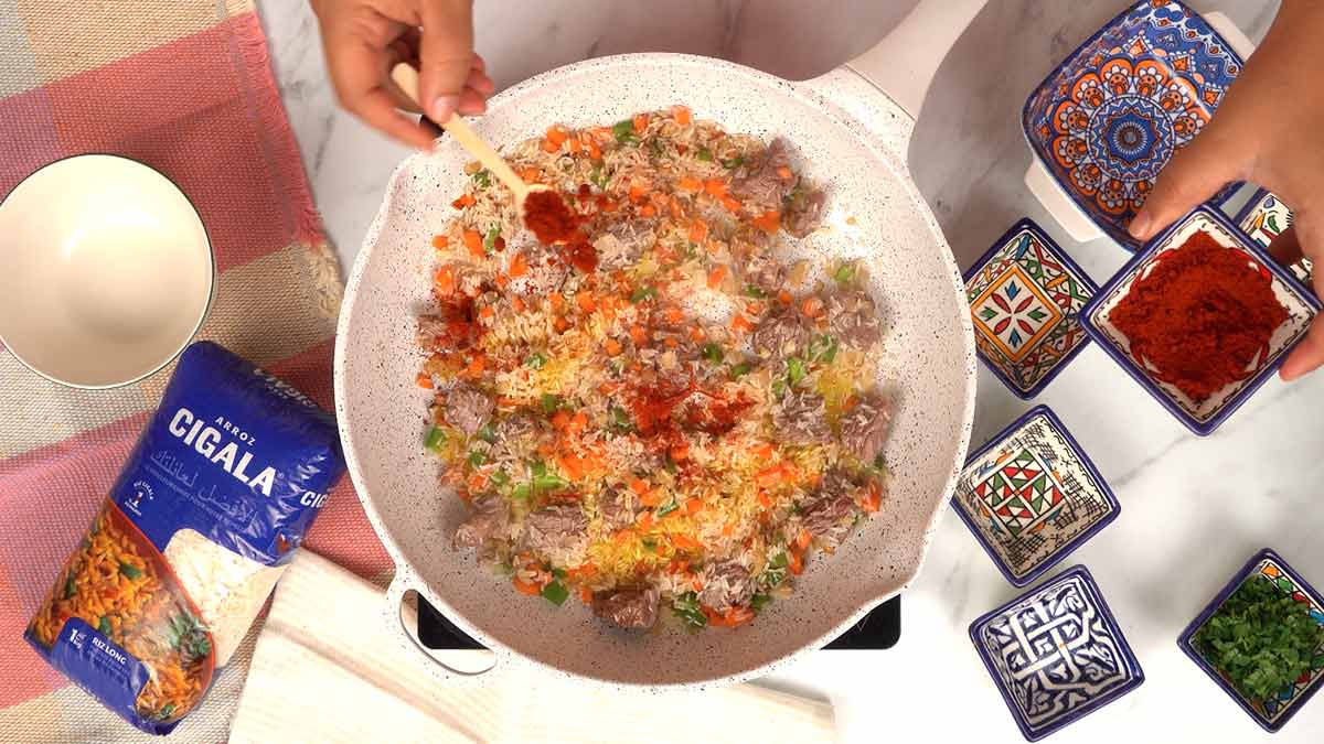 إضافة البابريكا إلى خليط الأرز مع اللحم والخضار