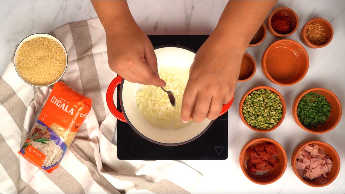 Cuisson de la base aromatique Faire revenir les oignons dans de l'huile