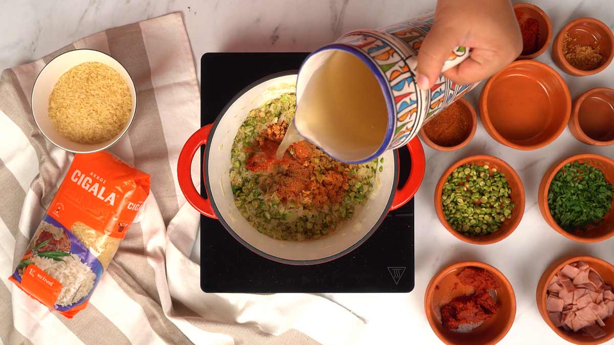 Ajout du bouillon et cuisson Ajout du bouillon aux pois cassés et riz