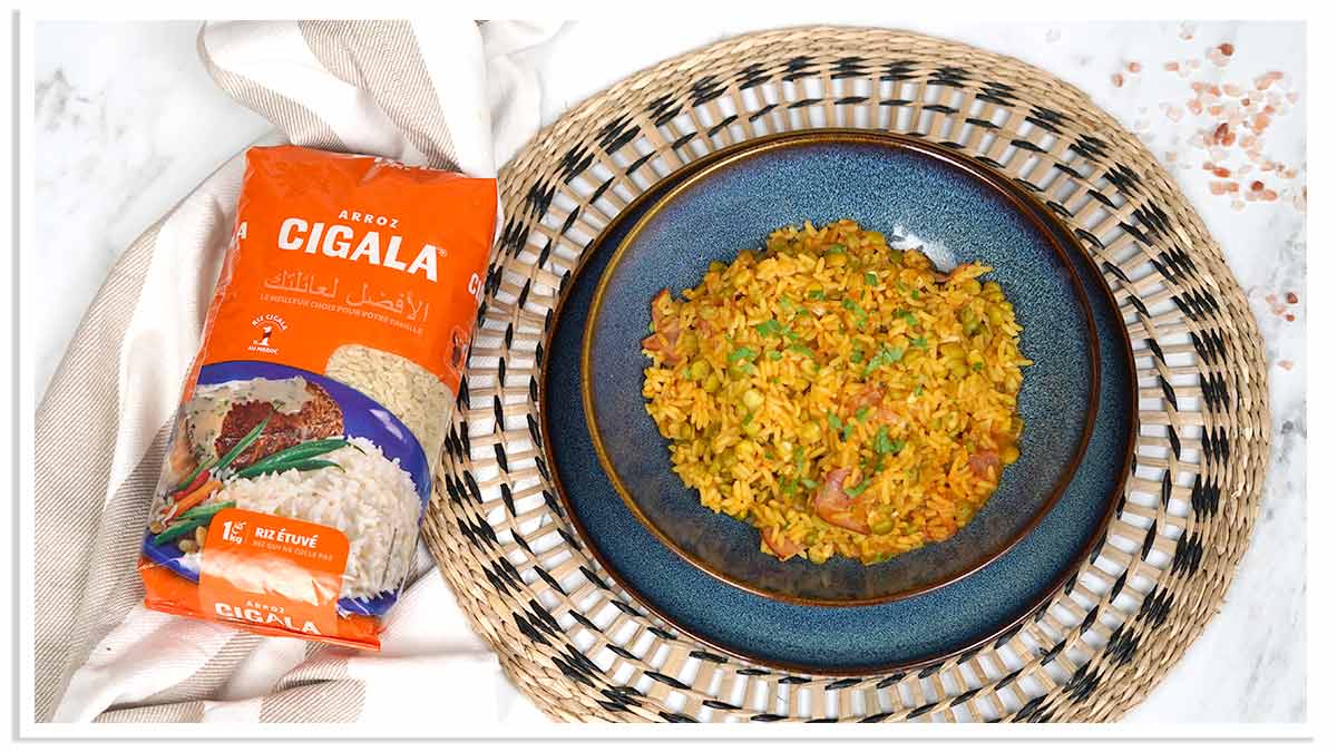 Finition et présentation Plat final de riz aux pois cassés