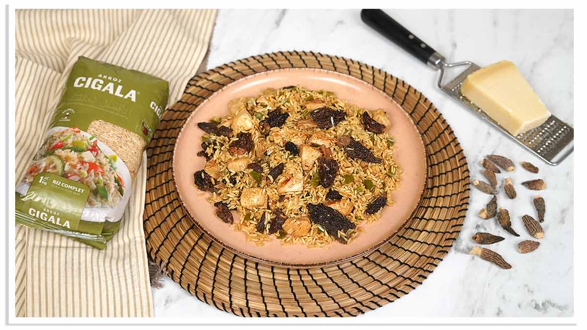 تقديم الطبق النهائي من الأرز بالدجاج والفطر